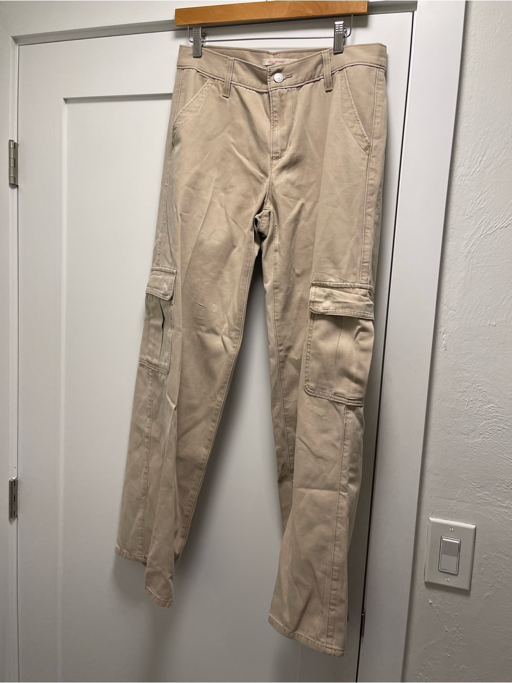 Levi’s Superlow Loose Cargo Pants in a Size 28 - Picture 2 of 7